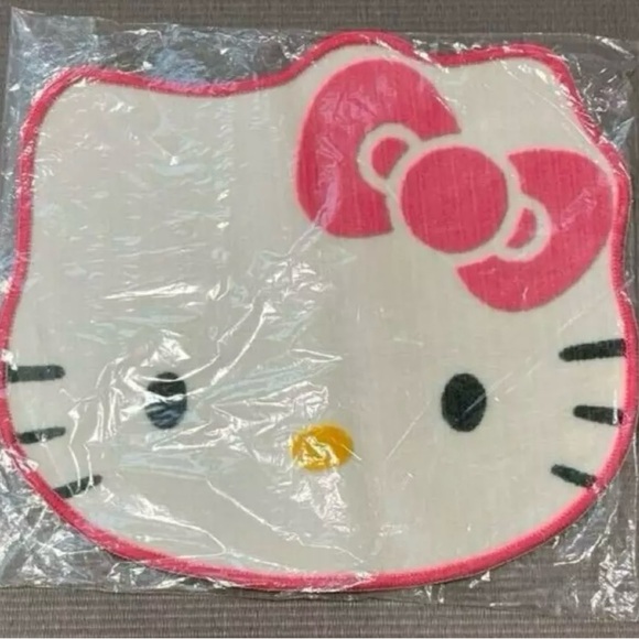 COPY - Hello Kitty Plush Bathmat White 22"” wide x 18"tall - Picture 6 of 9